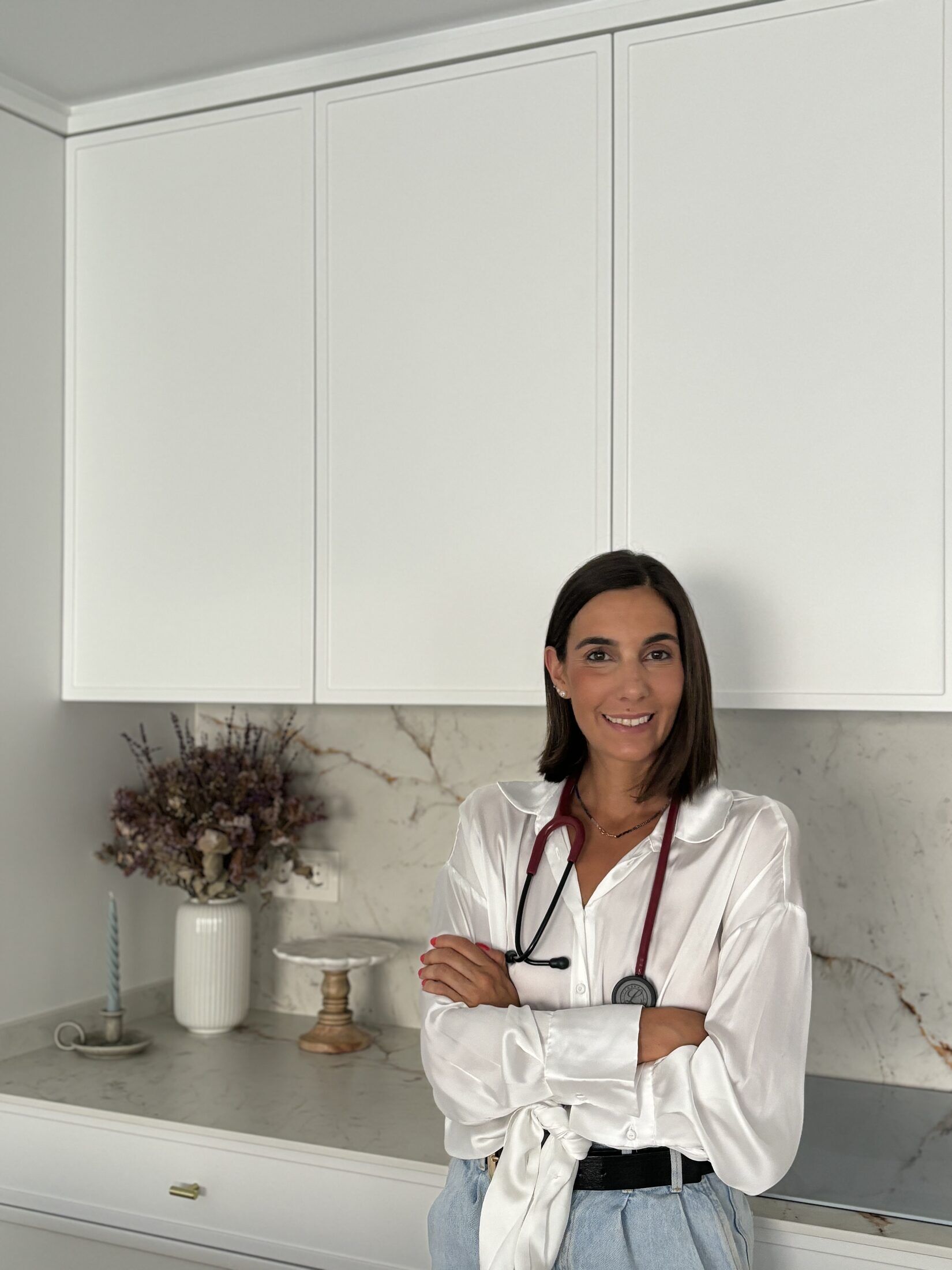 La doctora Isabel Sánchez Claros, de brazos cruzados, con camisa blanca y estetoscopio